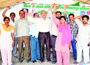 Farmers of Kisan Sangharsh Samiti protest at BHEL land in Haridwar. 