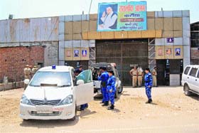 Paramilitary personnel guard Satlok Ashram at Karontha (Rohtak) on Monday