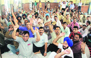 Members of the URMU, Jalandhar, stage a dharna at the Jalandhar railway statation on Monday.