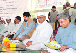 Anti-corruption crusader Anna Hazare addresses a gathering of farmers 