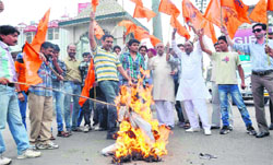 Activists of the Rashtriya Hindu Manch burn an effigy of BSP parliamentarian Shafikur Rehman in Haridwar on Tuesday against his remarks on national song Vande Matram.