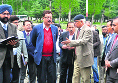 Governor NN Vohra reviews Amaranth yatra arrangements in Pahalgam with district officials.