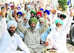 Members of Bharatiya Kisan Union (Sidhupur) protesting in support of their demands outside the Powercom office at Thermal Colony in Bathinda on Wednesday