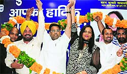 BSP candidate for the coming Lok Sabha elections Jannat Jahaan-ul-Haq (centre) with party leaders in Sector 34, Chandigarh, on Wednesday