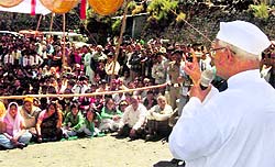 Anna Hazare addresses a gathering at Barkot in Uttarkashi on Wednesday