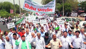 INLD workers protest in Gurgaon on Wednesday against the government for not returning to farmers land surrendered by Reliance