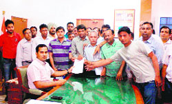 The protesters submit a memorandum to the Bathinda Deputy Commissioner KK Yadav at the District Administrative Complex. The memorandum was addressed to the CM.