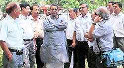 Dehradun Mayor Vinod Chamoli along with Forest Reserach Insitute scientists and forest officers at Clock Tower in Dehradun on Thursday