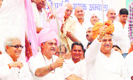 Former Union Minister Venod Sharma (centre) and Assembly Speaker Kuldeep Sharma during a recent rally at Bhiwani.