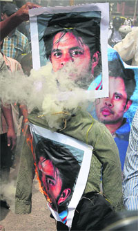 Cricket lovers shout slogans against the three IPL players who were allegedly involved in spot-fixing, demanding a ban on IPL matches, in Bengaluru on Thursday. 