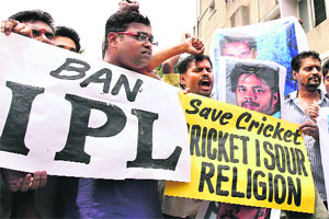 Cricket fans raise slogans against the three IPL players arrested for spot-fixing in Bangalore on Thursday