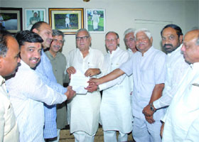 Delhi MPs Sandeep Dikshit, Mahabal Mishra, Ramesh Kumar and MLAs meet the Chief Minister of Haryana, Bhupinder Singh Hooda, on the Munak Canal issue in New Delhi on Saturday.