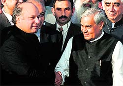 Nawaz Sharif receiving Atal Behari Vajpayee at the Wagah border on February 20, 1999, ahead of the landmark Lahore Declaration