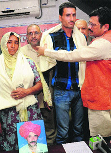 Punjab BJP president Kamal Sharma and BJP Rajya Sabha MP Avinash Rai Khanna honour Chamel Singhs family members at the BJP office in Sector 37 in Chandigarh on Saturday.