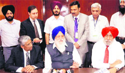 SGPC chief Avtar Singh Makkar along with doctors during a national summit on diabetes at Sri Guru Ram Das Institute of Medical Sciences and Research in Amritsar on Sunday.