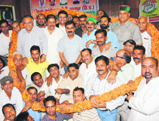 HPCC president Sukhvinder Singh Sukhu being welcomed by Congress workers on his arrival in Dharamsala on Sunday.