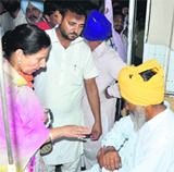 Congress MP Preneet Kaur speaks to an injured party worker at a Patiala hospital on Sunday