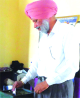 SAD leader and Cabinet Minister SS Rakhra casts his vote.