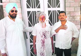 Congress MLA from Guruharsahai Rana Gurmit Singh Sodhi along with party candidate Harbachan Singh who was injured after being attacked allegedly by SAD supporters.