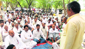 Daya Nand Yadav addresses the mahapanchayat at Cheemnawas village in Rewari recently.