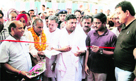 MP Ashok Tanwar (centre) inaugurates the vegetable and fruit market while DC G Ganesan (to Tanwars left) looks on in Sirsa.