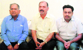 Bijender Singh Malik (Centre), Secretary of the Board for Ayurvedic and Unani System of Medicines, Haryana, addresses mediapersons at Gohana.