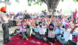 Members of the Sangharsh Committee, Guru Nanak Dev Thermal Plant (GNDTP), stage a gate rally in protest against the state government for not accepting their demands, in front of the GNDTP in Bathinda on Tuesday. Photo: Bhupinder Dhillon