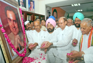 Delhi Pradesh Congress Committee president Jai Prakash Aggarwal and party workers pay tributes to former Prime Minister Rajiv Gandhi on his death anniversary at Rajiv Bhawan in New Delhi on Tuesday. 