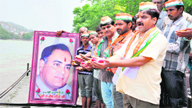 Congress activists offer rituals and prayers to remember Rajiv Gandhi on his 22nd death anniversary at the Alaknanda ghat, Haridwar, on Tuesday.