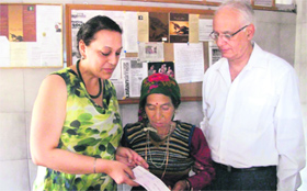 Dr Venu and Sunil Sanon present a cheque to a poor patient in Mussoorie.