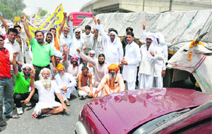 Cow protection activist Gopal Das and his supporters shout slogans against the Haryana Government during blockade of the national highway in Karnal on Tuesday. 