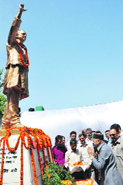 Virbhadra Singh pays tributes to Rajiv Gandhi at the Sadhbhawana Chowk in Shimla on Tuesday.