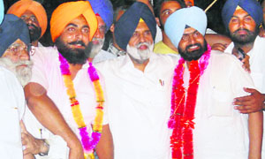 Akali Dal leader Ranjit Singh Talwandi with the party winners at Khanna.