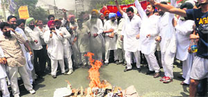 Workers of the Congress and the Sanjha Morcha protest at Dharamkot on Wednesday. 