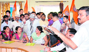 Mayor Manoj Garg tries to pacify activists of the Vishwa Hindu Parishad at the second board meeting of the Municipal Corporation on the encroachment issue in Haridwar on Thursday.
