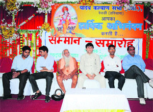 Dignitaries on the dias at a samman samaroh in Rewari. 