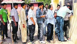Applicants stand in scorching heat for getting high security number plates in Jalandhar. 