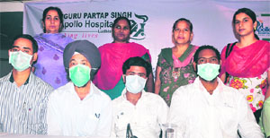 Kidney patients (masked) and organ donors at a doctor-patient meet in Ludhiana.