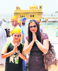  Deepshika Nagpal pay obeisance at the Golden Temple in Amritsar on Friday.