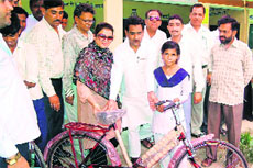 Piran Kaliyar legislator Furqan Ahmed gives a bicycle to a class IX girl as part of a state government scheme in Haridwar on Friday. 
