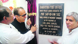 JKPCC president Saif-ud-din Soz inaugurates a post office at Bandipore. 