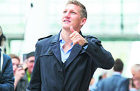 Roman Weidenfeller and Bayern Munichs Bastian Schweinsteiger arrive in London.