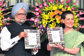 Prime Minister Manmohan Singh and UPA chairperson Sonia Gandhi at the ninth anniversary of the government