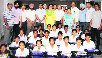 Chief Parliamentary Secretary (Health) Navjot Kaur with the needy students who have been provided stationery at Shahid Sri Harbans Lal Memorial, Bal Vatika, in Amritsar.