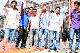Congress workers burn an effigy of Naxalites in protest against the Maoist attack on a Congress convoy in Chhattisgarh, in Dehradun on Sunday