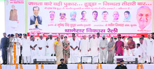 Chief Minister Bhupinder Singh Hooda and Congress party leaders pay homage to those who were killed in Naxal attack in Chhattisgarh, in Kurukshetra on Sunday. 
