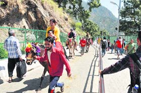 The board has installed dividers on the track to facilitate pilgrims