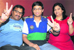 Anirav Goyal (humanities, 92.2%) with his parents. 