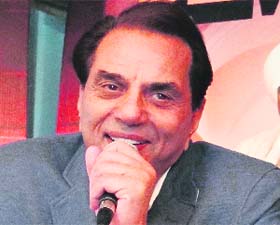 Dharmendra promoting his film Yamla Pagla Deewana2 in Toronto