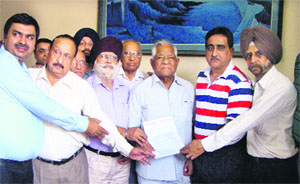 The representatives of the Vayapar Sena submit a memorandum to Local Bodies Minister Bhagat Chunni Lal regarding industry-related issues at his residence in Jalandhar on Monday.
